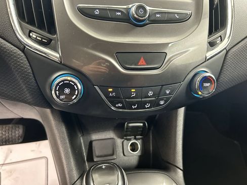 Used 2017 Chevrolet Cruze LT FWD image 16