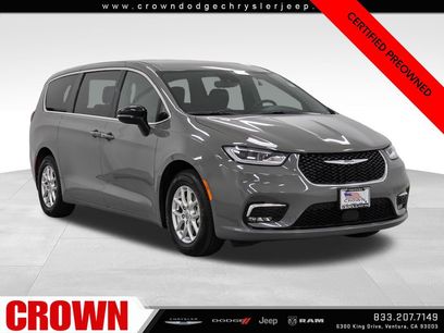 Used 2025 Chrysler Pacifica Select