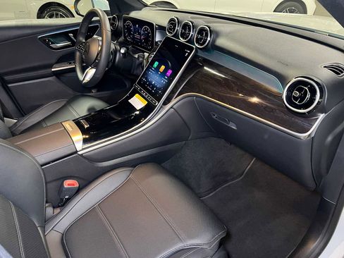 Used 2025 Mercedes-Benz GLC 300 4MATIC image 11