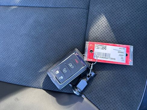 New 2025 Jeep Grand Cherokee L Altitude image 31