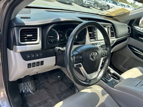 Used 2018 Toyota Highlander Limited Platinum FWD image 23