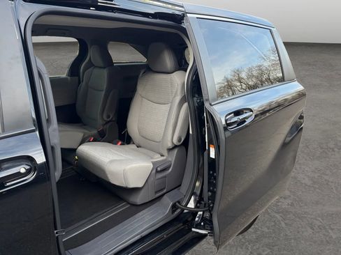 Used 2021 Toyota Sienna LE image 14