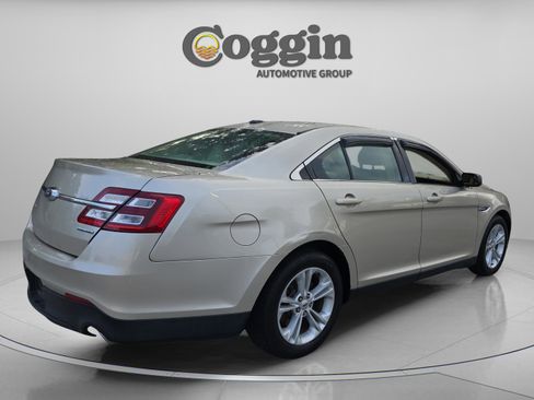 Used 2018 Ford Taurus SE FWD image 5