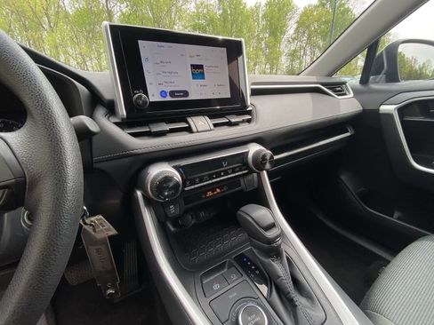 Used 2025 Toyota RAV4 LE AWD/4WD image 19