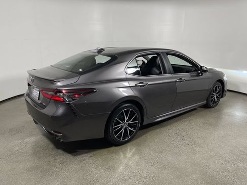 Certified 2022 Toyota Camry SE FWD image 3