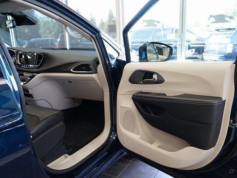 Used 2022 Chrysler Pacifica Touring-L image 40