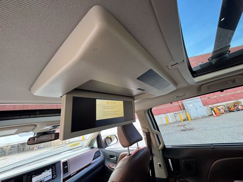 Used 2019 Toyota Sienna Limited Premium image 9