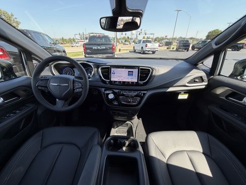 New 2026 Chrysler Pacifica Select w/ S Appearance Package image 13