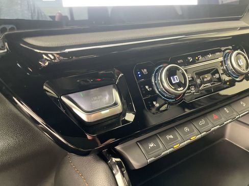 Used 2025 GMC Sierra 1500 AT4 w/ Technology Package image 17