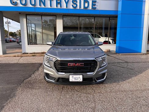 Used 2024 GMC Terrain SLE image 2
