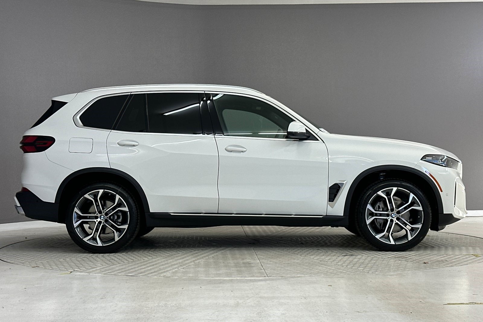 New 2026 BMW X5 sDrive40i w/ Parking Assistance Package RWD image 8