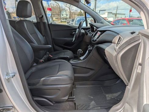 Used 2022 Chevrolet Trax LT w/ LT Convenience Package image 12
