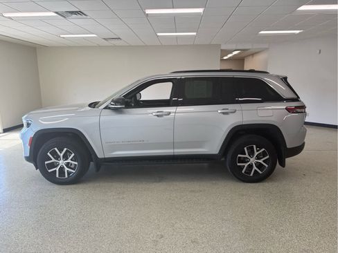 Used 2024 Jeep Grand Cherokee Limited w/ MOPAR Finishing Package AWD/4WD image 9