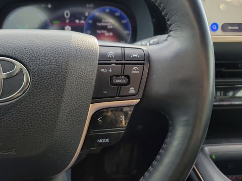 Used 2023 Toyota Crown Limited image 22