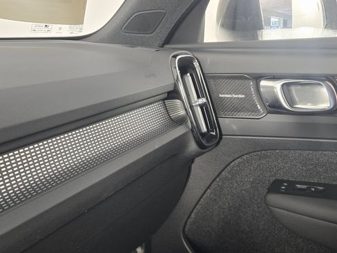 Certified 2023 Volvo XC40 B5 Ultimate w/ Climate Package image 23