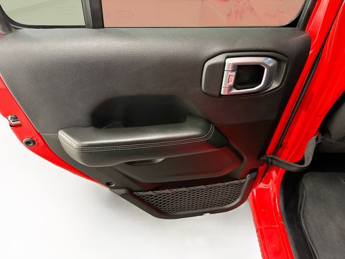 Used 2025 Jeep Wrangler Sahara image 26