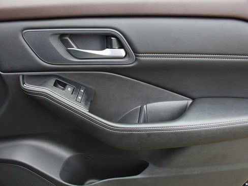 Used 2023 Nissan Rogue SV w/ SV Premium B Package FWD image 16