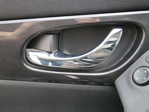 Used 2017 Nissan Rogue SV AWD/4WD image 14