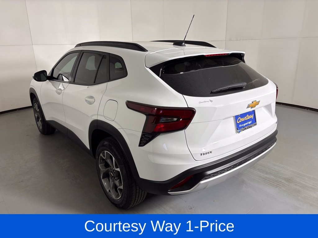 Used 2025 Chevrolet Trax LT w/ LT Convenience Package FWD image 8