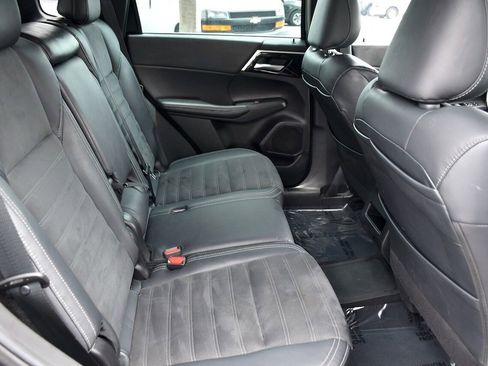 Used 2023 Mitsubishi Outlander LE image 16