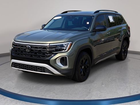 Used 2024 Volkswagen Atlas Peak Edition SE image 1