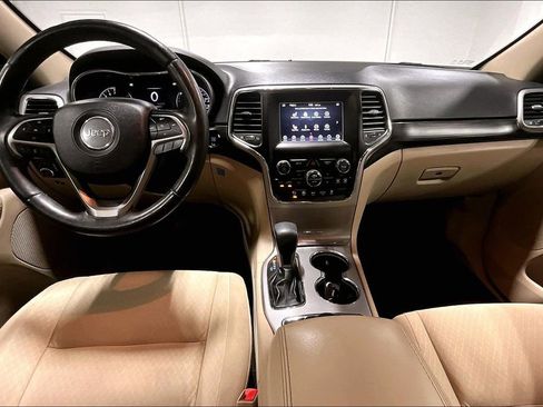 Used 2019 Jeep Grand Cherokee Laredo AWD/4WD image 18