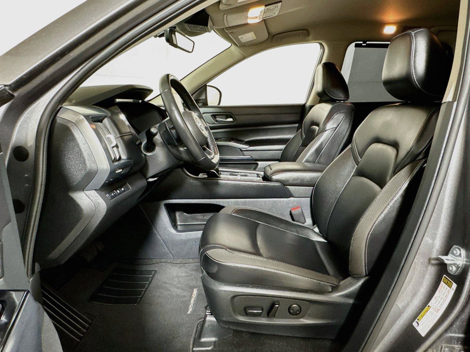 Used 2025 Nissan Pathfinder SL FWD image 19