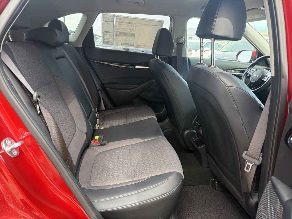 Used 2025 Kia Seltos S AWD/4WD image 29