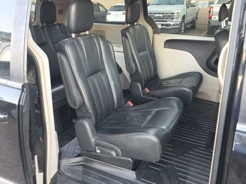 Used 2015 Chrysler Town & Country Touring image 24