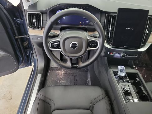Used 2025 Volvo XC90 B5 Plus AWD/4WD image 18