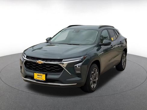 Used 2025 Chevrolet Trax LT FWD image 7