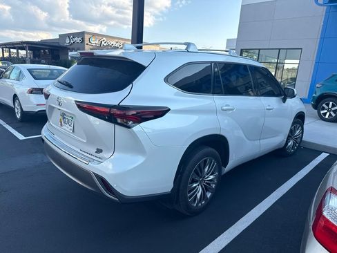 Used 2024 Toyota Highlander Platinum AWD/4WD image 13