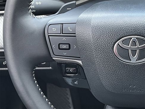 Used 2025 Toyota Camry Hybrid image 12