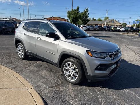 Used 2023 Jeep Compass Latitude AWD/4WD image 7