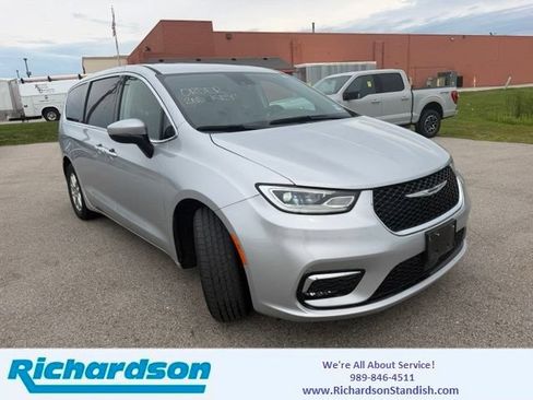 Used 2023 Chrysler Pacifica Touring-L FWD image 1