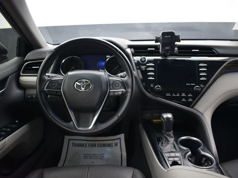 Used 2020 Toyota Camry XLE image 14