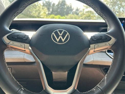 Certified 2025 Volkswagen Tiguan SE FWD image 24