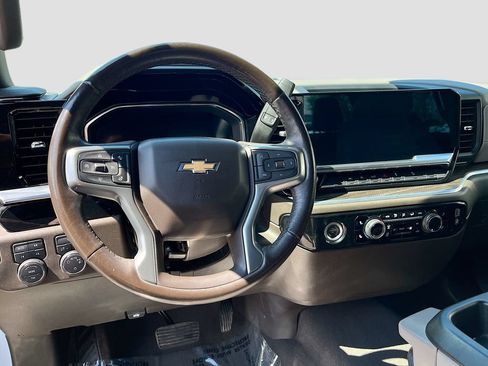 Used 2022 Chevrolet Silverado 1500 LT w/ Z71 Off-Road Package AWD/4WD image 11