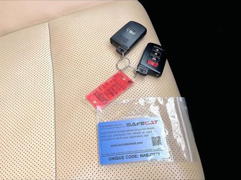 Used 2016 Toyota Avalon Limited image 11