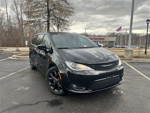 Used 2019 Chrysler Pacifica Touring Plus w/ S Appearance Package image 2