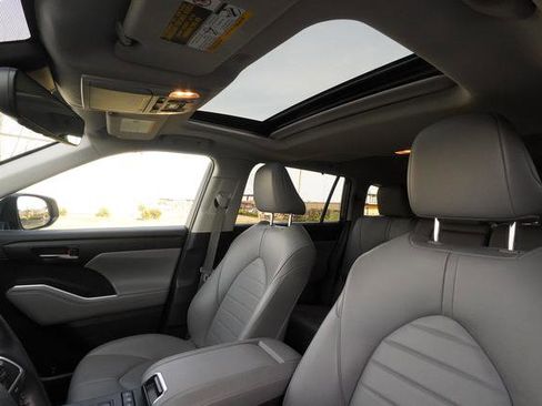 Used 2022 Toyota Highlander XLE image 25