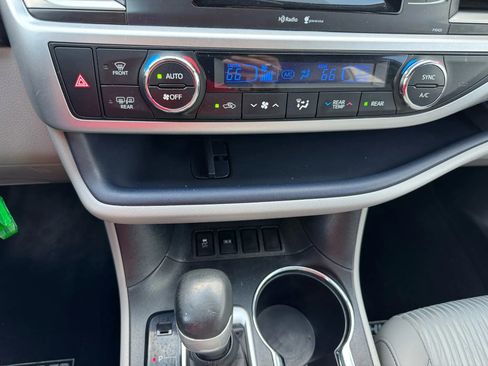 Used 2015 Toyota Highlander LE image 37
