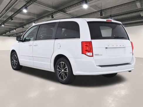 Used 2017 Dodge Grand Caravan SXT FWD image 3