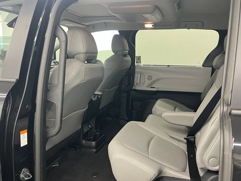 Used 2026 Toyota Sienna XLE FWD image 11