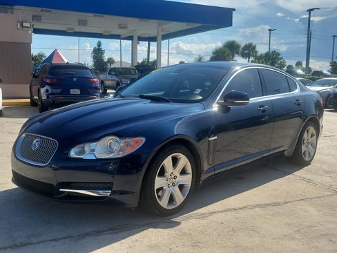 Used 2010 Jaguar XF Luxury RWD image 2