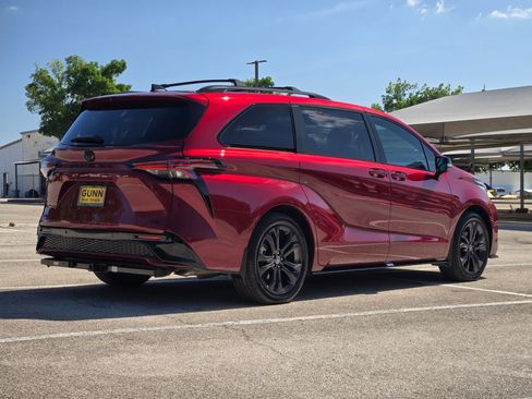 Used 2025 Toyota Sienna XSE FWD image 4