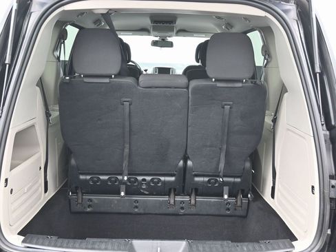Used 2018 Dodge Grand Caravan SE w/ UConnect Hands-Free Group image 13