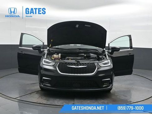 Used 2024 Chrysler Pacifica Touring-L image 60