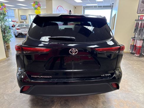 Used 2023 Toyota Highlander LE AWD/4WD image 8