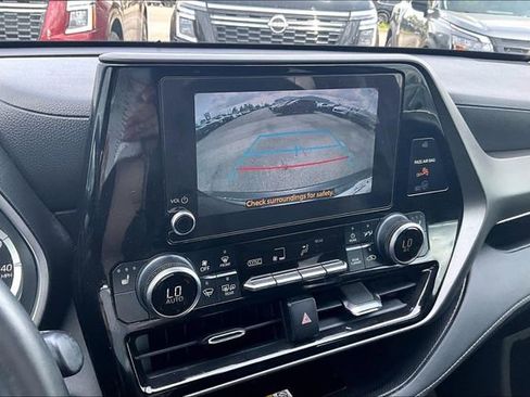Used 2024 Toyota Highlander XLE FWD image 13